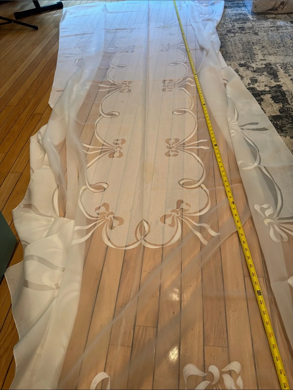 Sheer vintage Scalloped Ribbon Motif tablecloth. 122x63 w/ 8 napkins